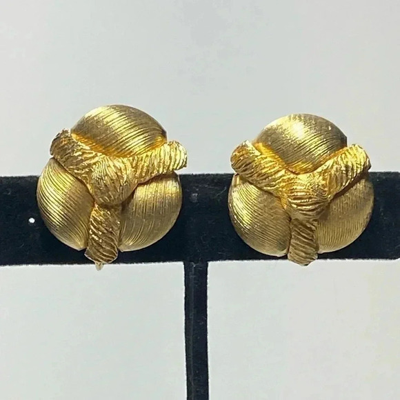 RARE ALICE CAVINESS NECKLACE AND MATCHING CLIP ON EARRINGS. 😍 - Picture 3 of 10